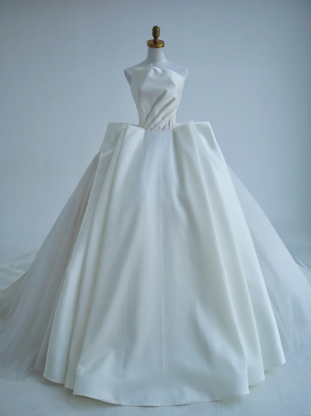 Robe de Bal Simple Bustier Satin Blanc Froncé Longueur Ras du Sol Robes de Mariée Princesse MP070