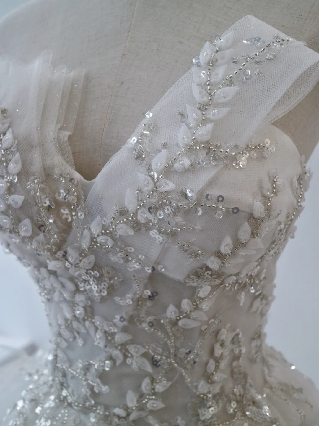 Robe de bal classique bustier en tulle blanc avec perles argentées traîne cour de mariage robes de mariée de princesse MP071