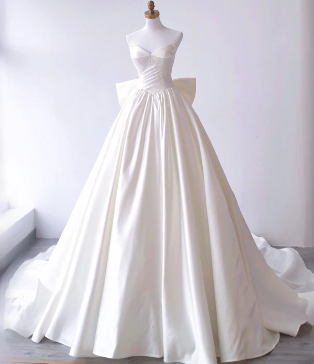 Robe de bal classique en satin blanc bustier avec traîne courte et nœud papillon robes de mariée de princesse MP072