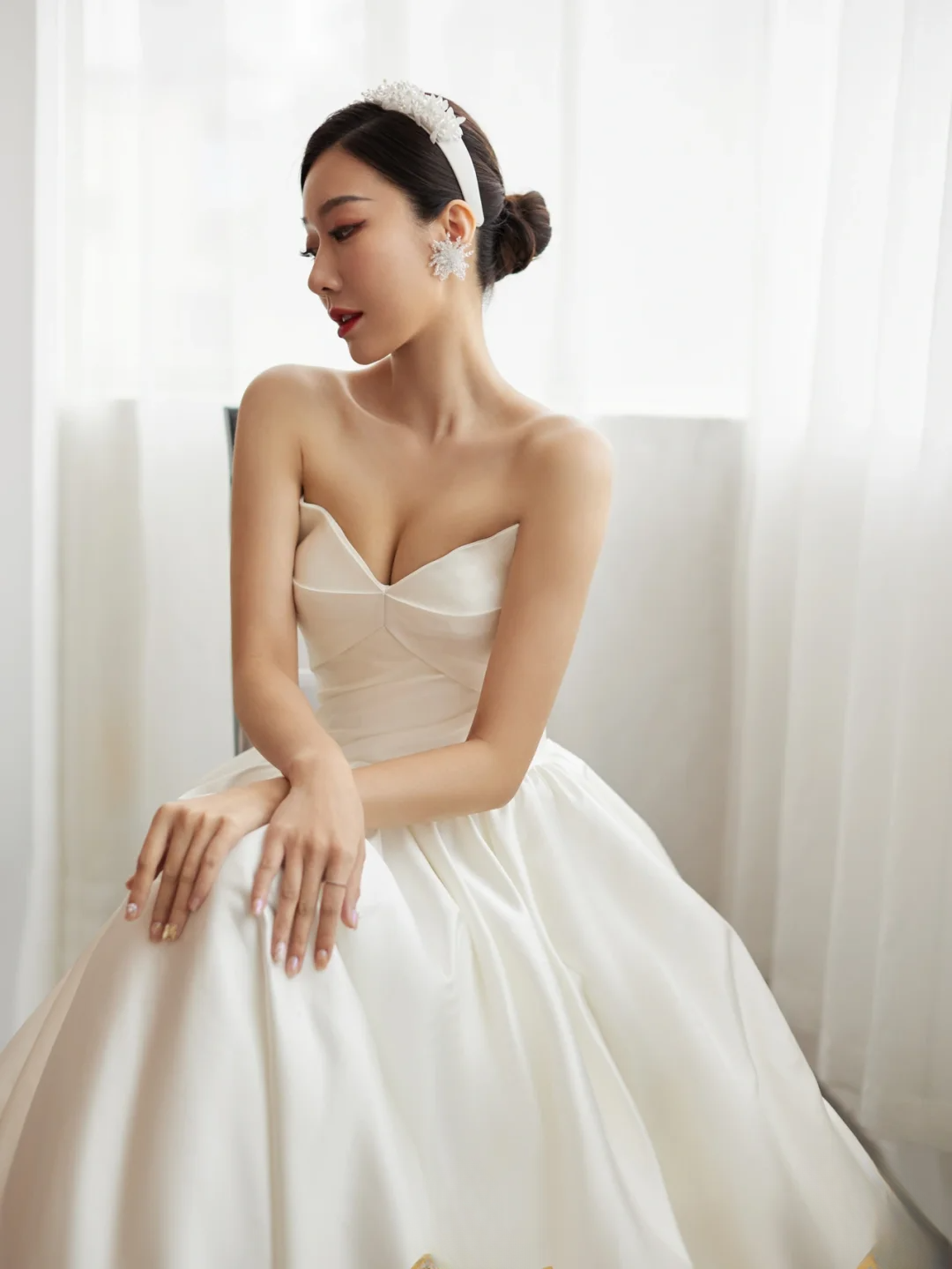 Robe de bal classique en satin blanc bustier avec traîne courte et nœud papillon robes de mariée de princesse MP072