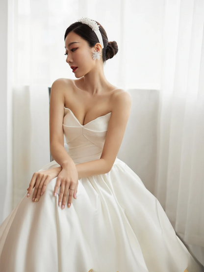 Robe de bal classique en satin blanc bustier avec traîne courte et nœud papillon robes de mariée de princesse MP072