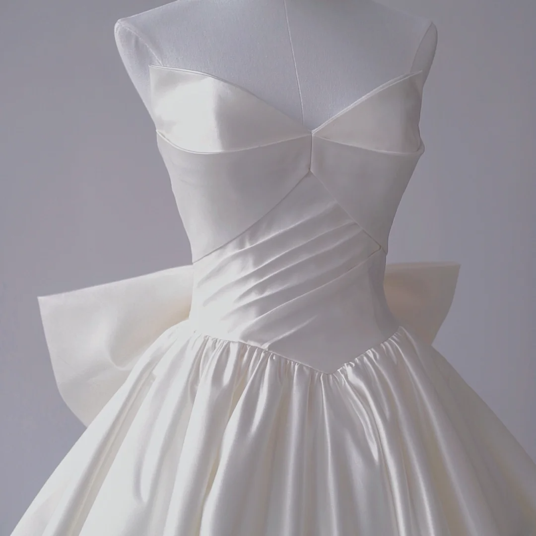Robe de bal classique en satin blanc bustier avec traîne courte et nœud papillon robes de mariée de princesse MP072