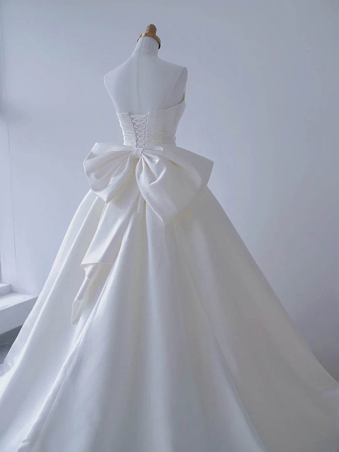 Robe de bal classique en satin blanc bustier avec traîne courte et nœud papillon robes de mariée de princesse MP072