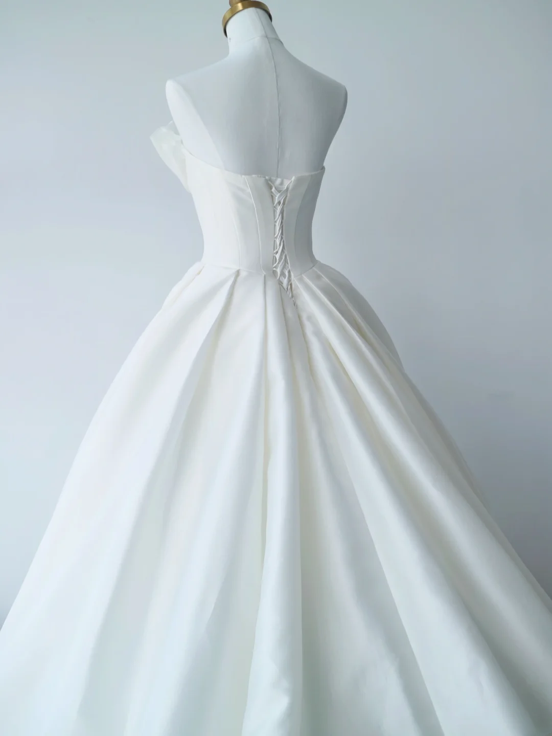Klassisches Ballkleid, trägerlos, weißes Satin, mit Rüschen, Hofschleppe, Prinzessin, Brautkleider, Hochzeitskleider MP074
