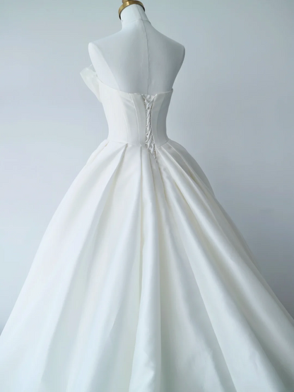 Klassisches Ballkleid, trägerlos, weißes Satin, mit Rüschen, Hofschleppe, Prinzessin, Brautkleider, Hochzeitskleider MP074