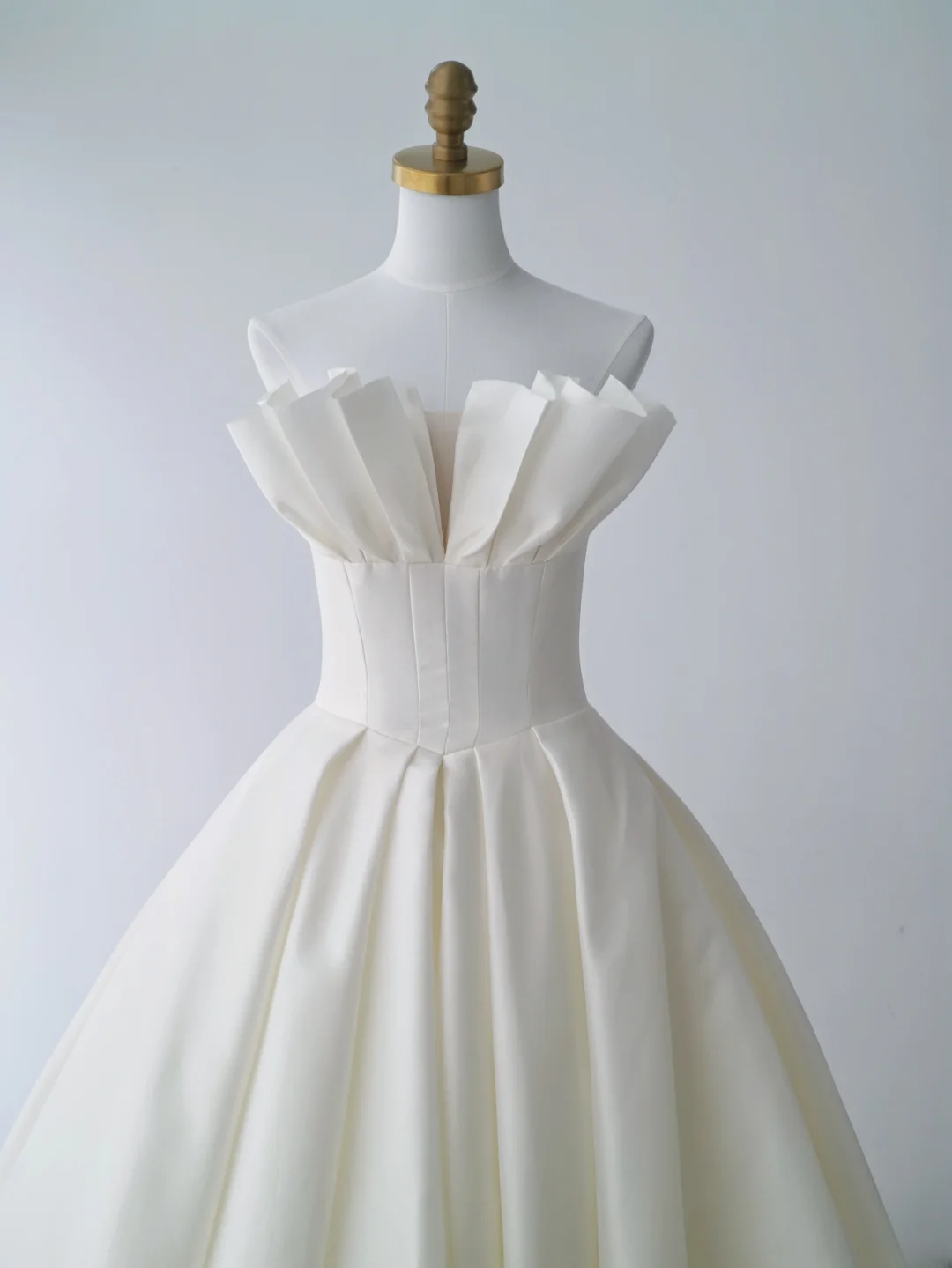 Klassisches Ballkleid, trägerlos, weißes Satin, mit Rüschen, Hofschleppe, Prinzessin, Brautkleider, Hochzeitskleider MP074