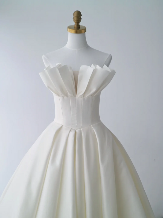 Classic Ball Gown Strapless White Satin With Ruffles Court Train Princess Bridal Gowns Wedding Dresses MP074