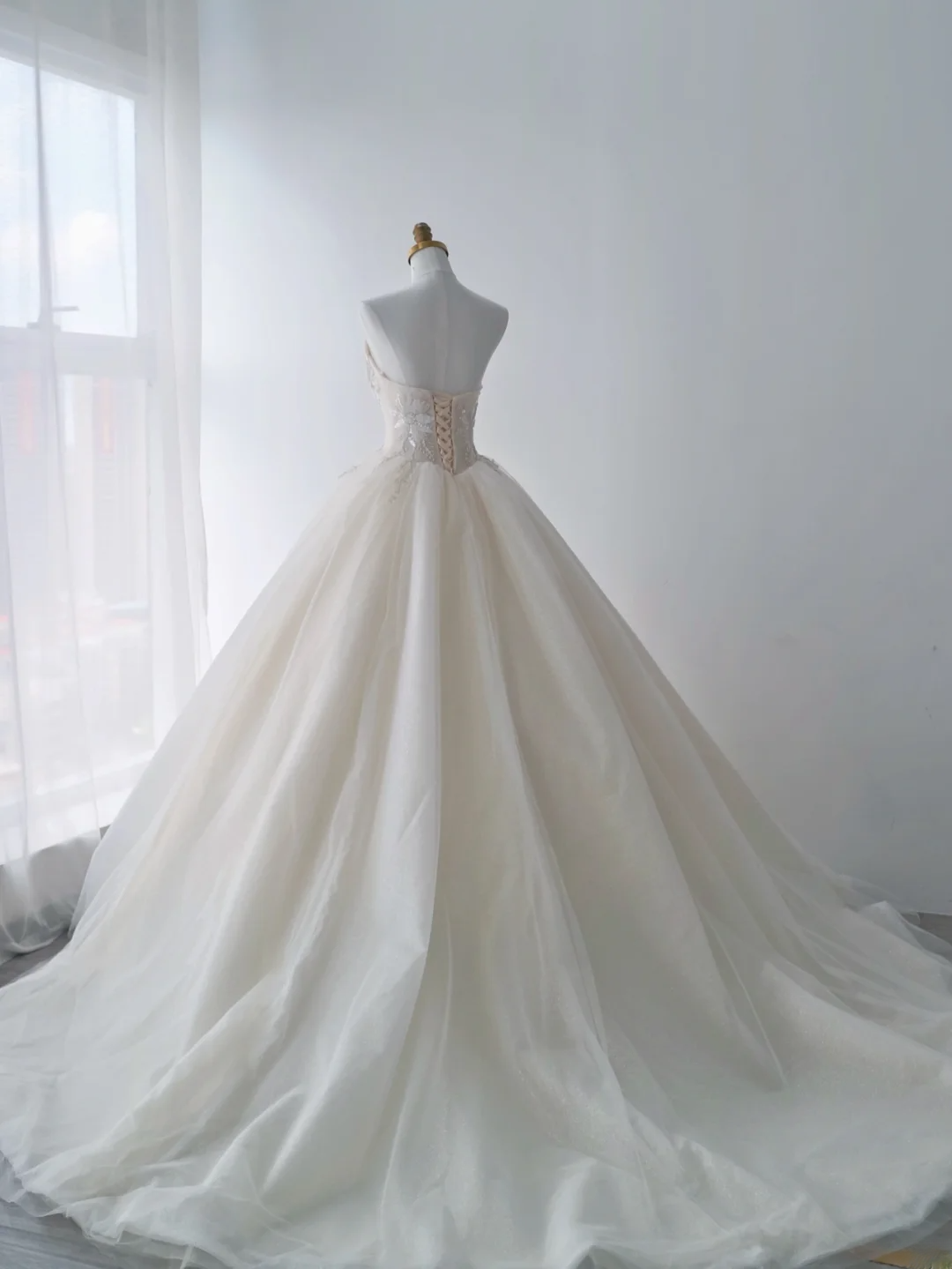 Robe de bal classique bustier en tulle blanc avec volants, traîne chapelle en dentelle, robes de mariée princesse MP075