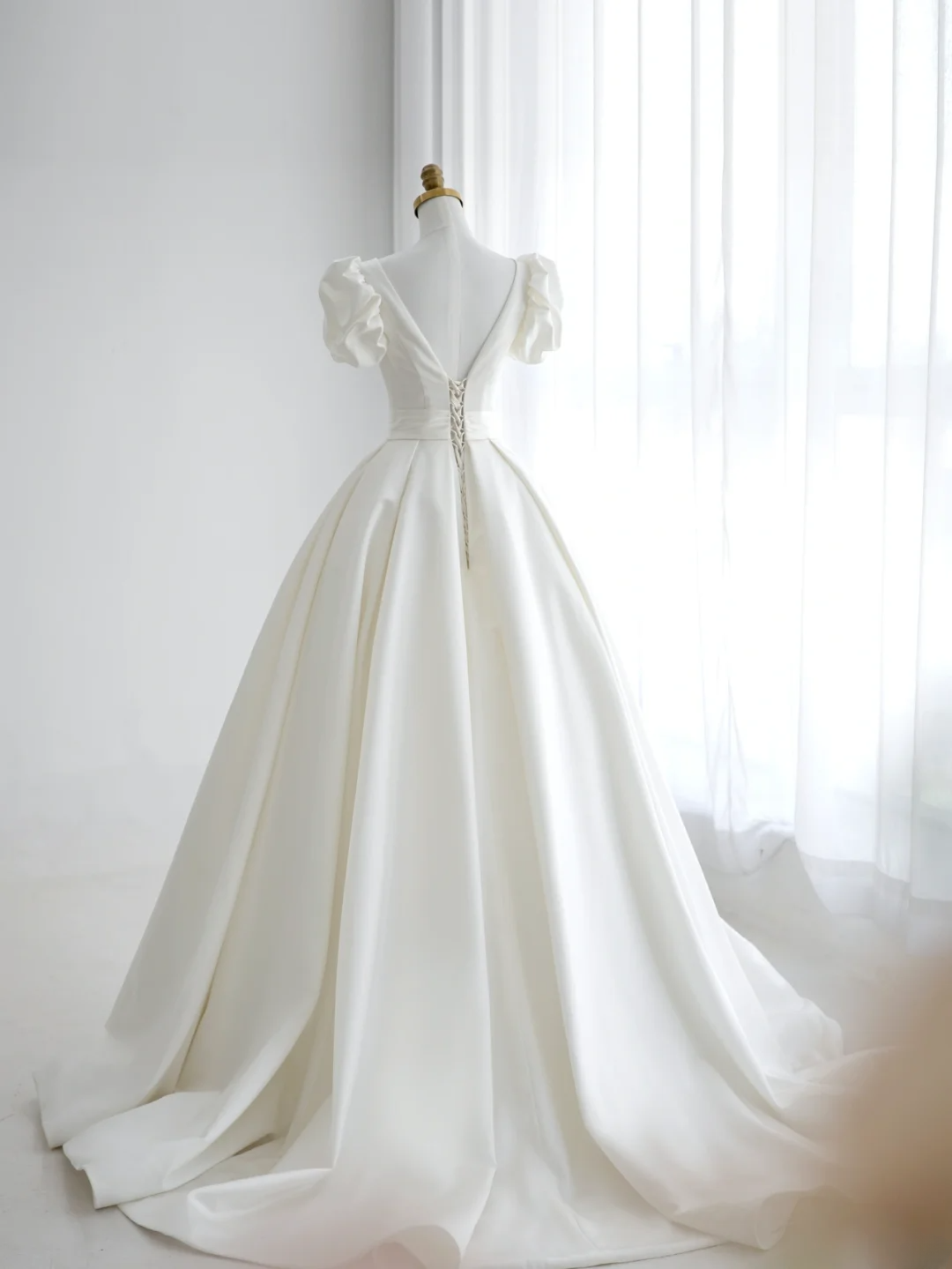 Simple Ball Gown V Neck Short Sleeves White With Ruffles Court Train Princess Bridal Gowns Wedding Dresses MP077