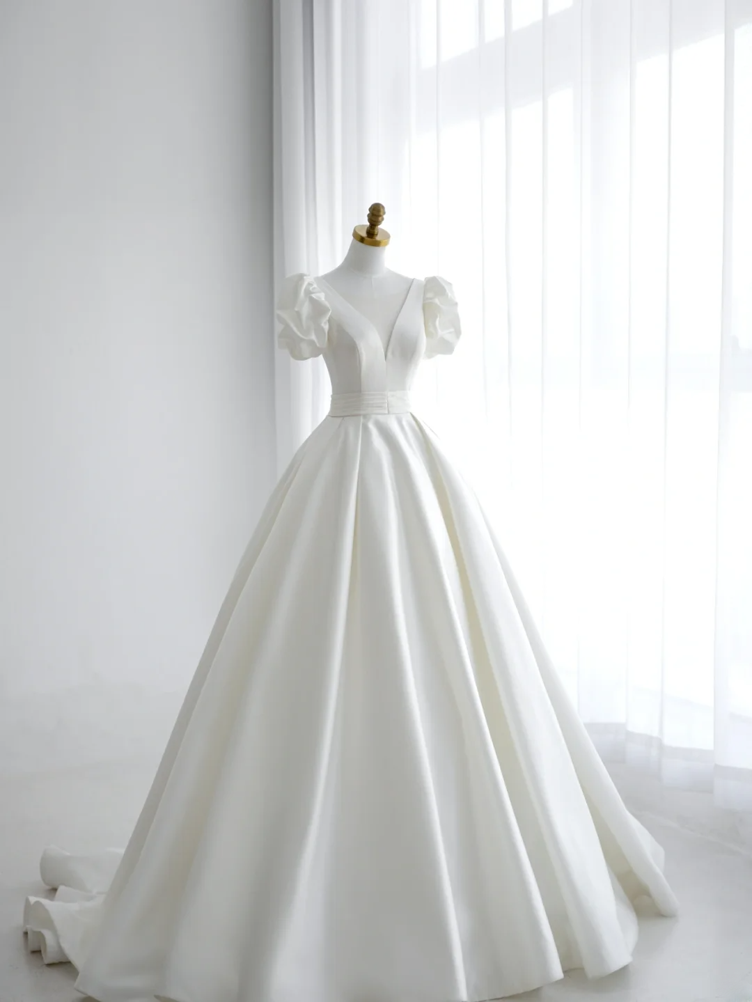 Simple Ball Gown V Neck Short Sleeves White With Ruffles Court Train Princess Bridal Gowns Wedding Dresses MP077