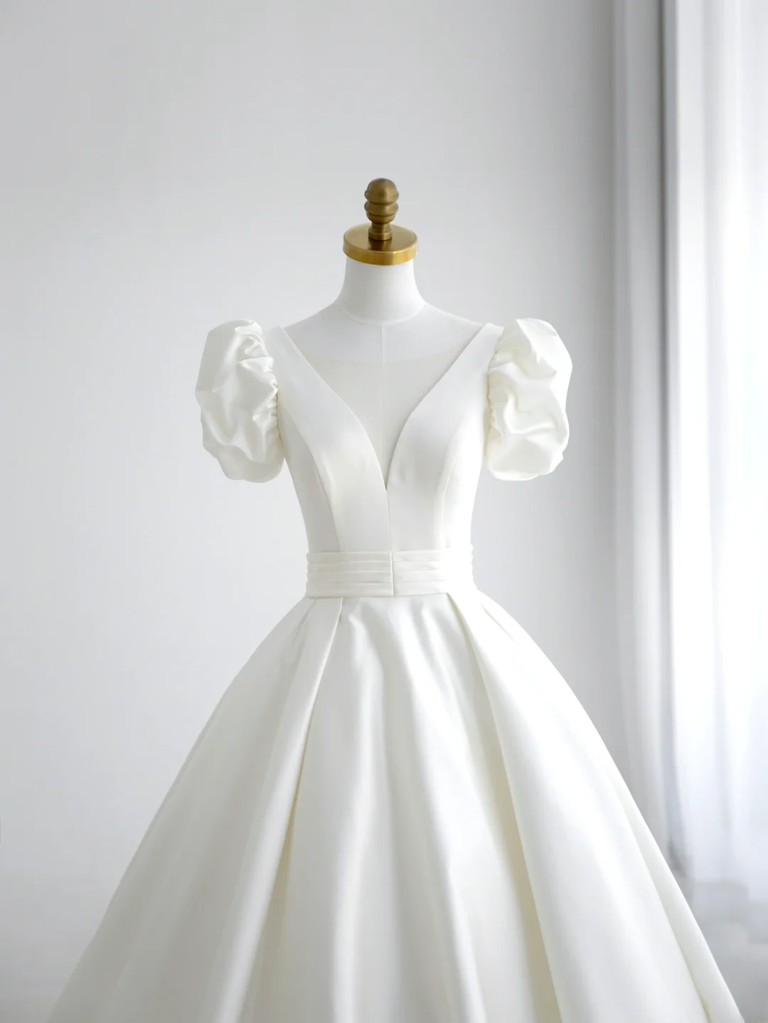 Simple Ball Gown V Neck Short Sleeves White With Ruffles Court Train Princess Bridal Gowns Wedding Dresses MP077