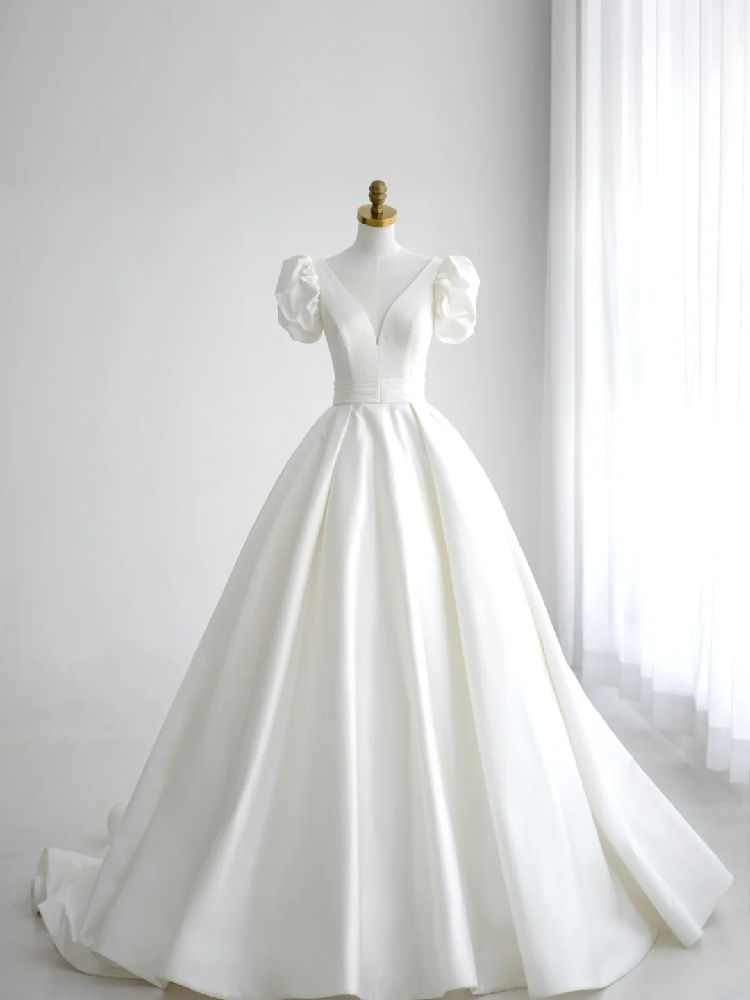 Simple Ball Gown V Neck Short Sleeves White With Ruffles Court Train Princess Bridal Gowns Wedding Dresses MP077
