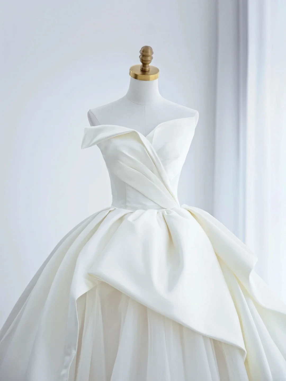 Simple Ball Gown Sweetheart Sleeveless White With Ruffles Court Train Princess Bridal Gowns Wedding Dresses MP078