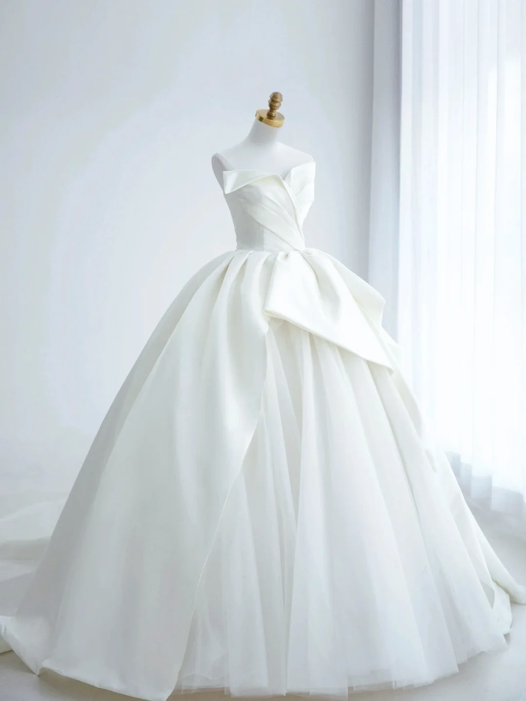 Simple Ball Gown Sweetheart Sleeveless White With Ruffles Court Train Princess Bridal Gowns Wedding Dresses MP078