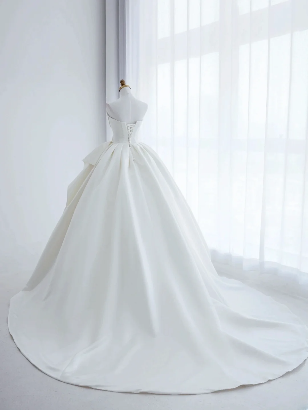 Simple Ball Gown Sweetheart Sleeveless White With Ruffles Court Train Princess Bridal Gowns Wedding Dresses MP078