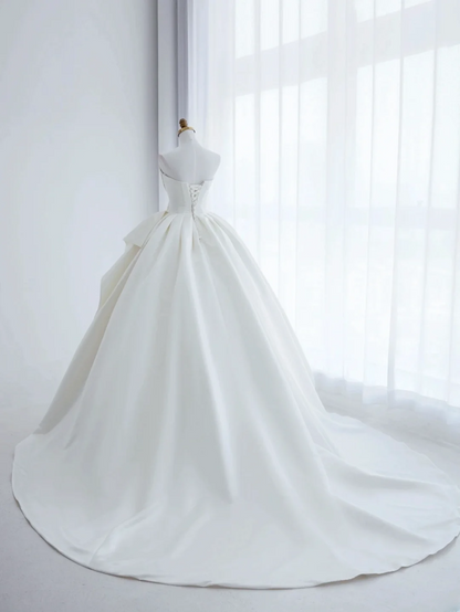 Simple Ball Gown Sweetheart Sleeveless White With Ruffles Court Train Princess Bridal Gowns Wedding Dresses MP078