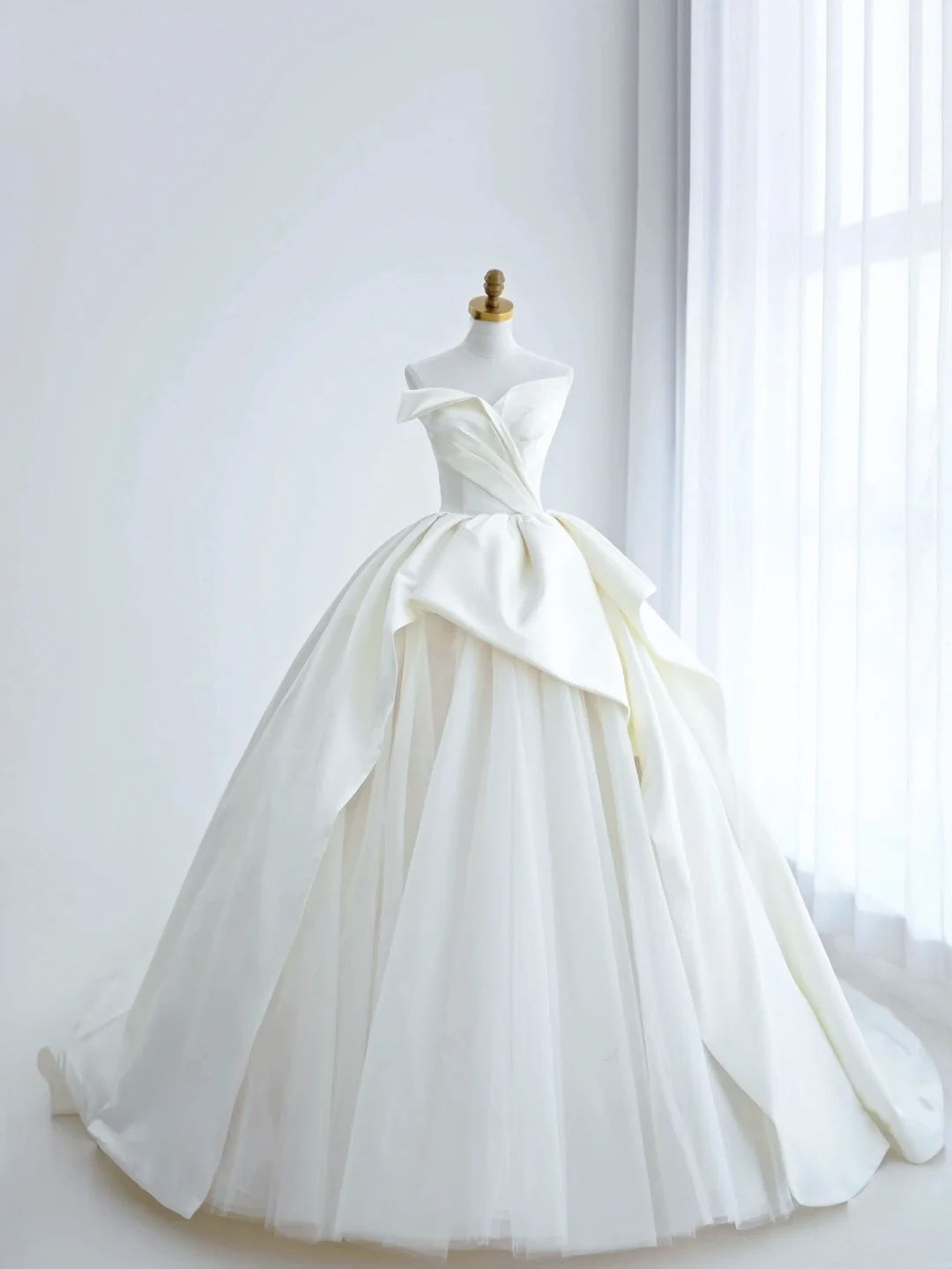 Simple Ball Gown Sweetheart Sleeveless White With Ruffles Court Train Princess Bridal Gowns Wedding Dresses MP078