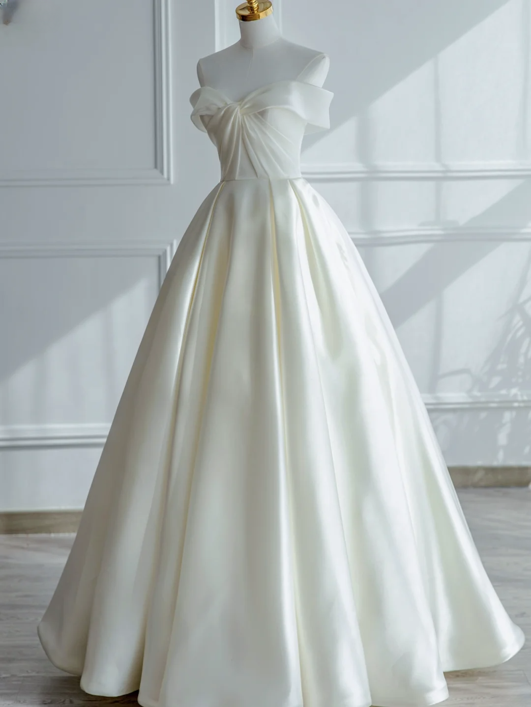 Simple Ball Gown Sweetheart Cap Sleeves Ivory With Ruffles Court Train Princess Bridal Gowns Wedding Dresses MP079