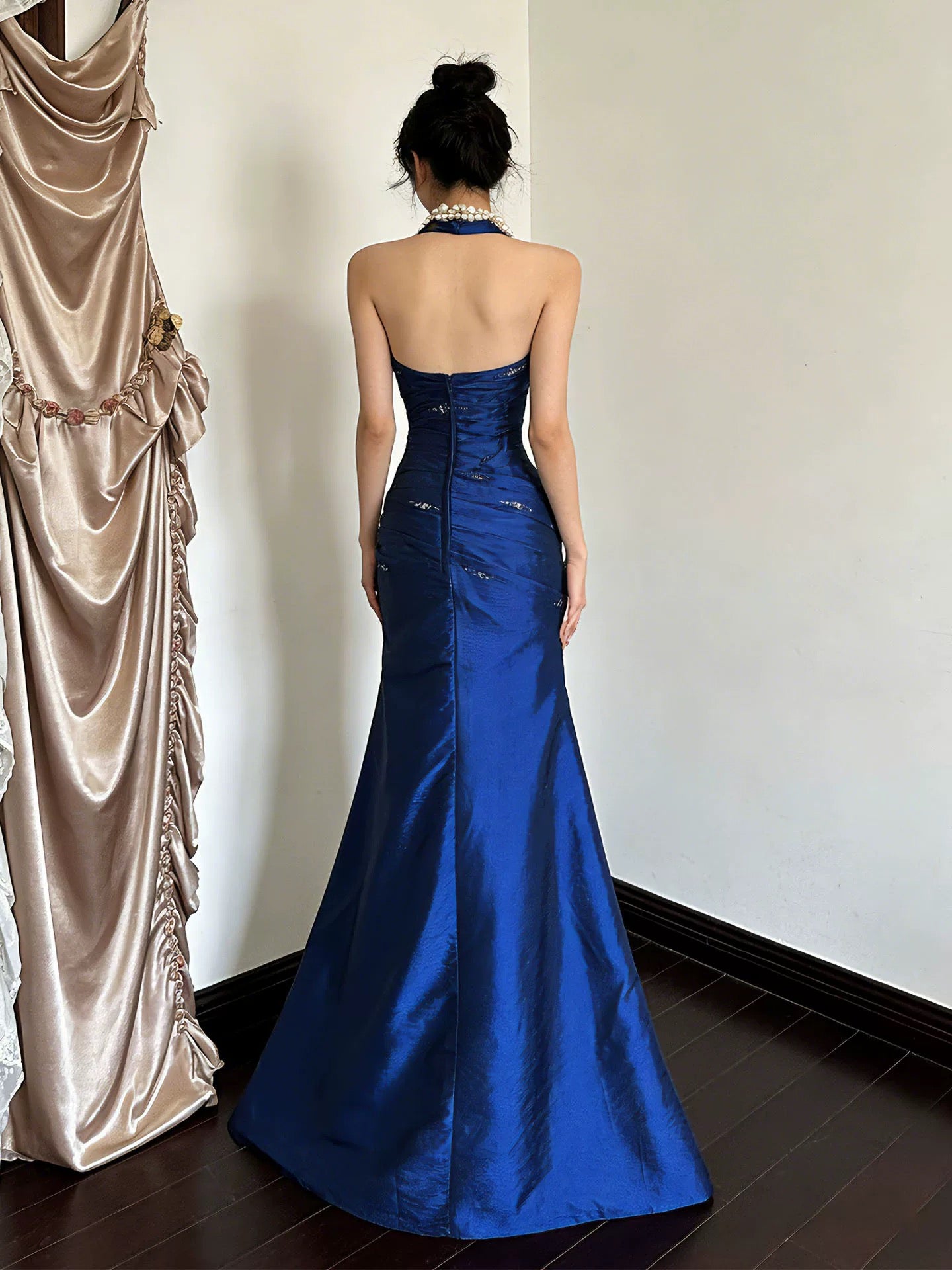 Schlichte lange Ballkleider Meerjungfrau Royalblau Satin Neckholder Abendkleid Abschlussballkleider MP293