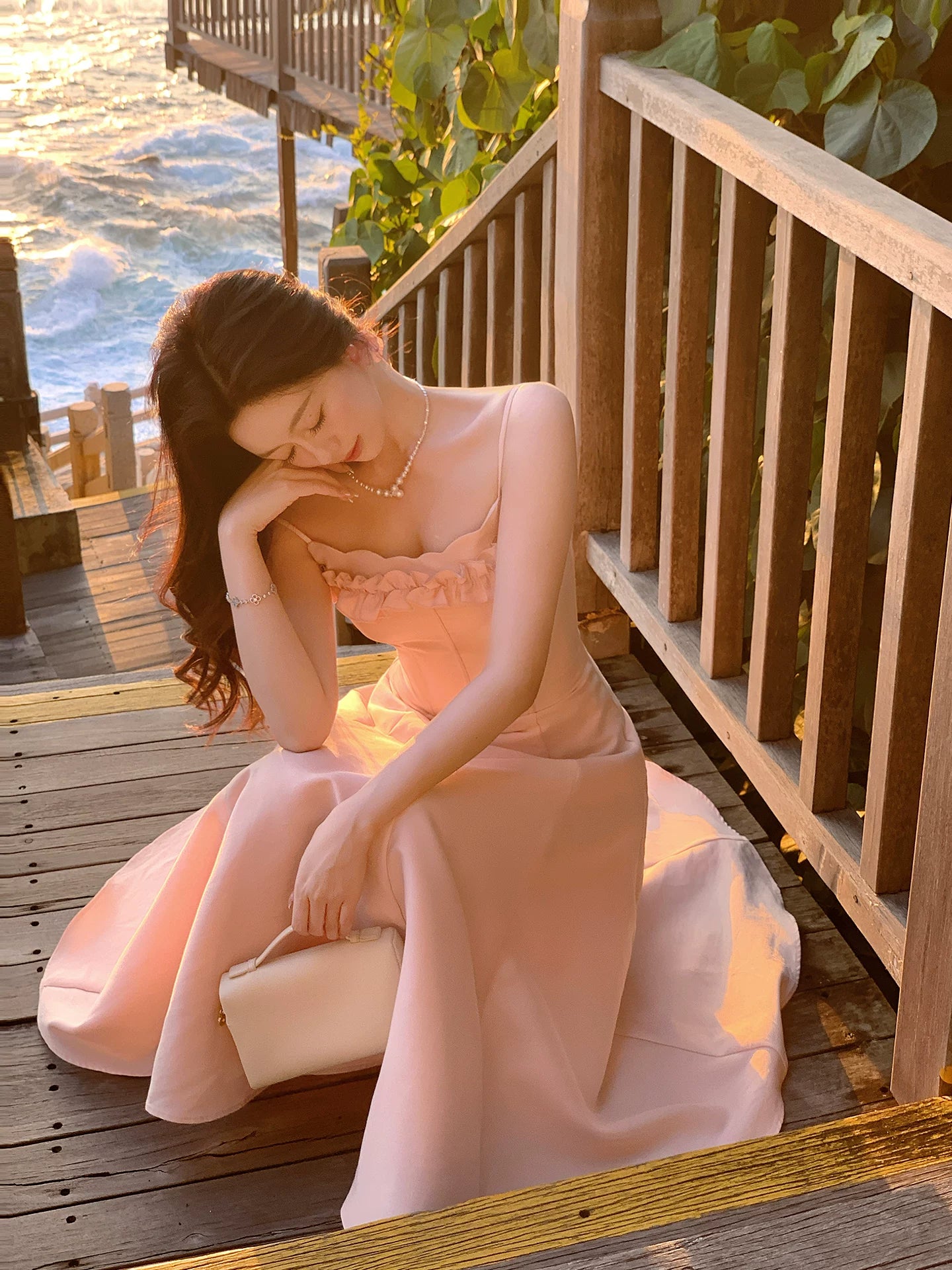 Robe de soirée française, coupe trapèze, à fines bretelles, en satin rose, idées pour femmes, du 18ème, pour impressionner, pour l'été, la plage, les bals de promo, les anniversaires, tenue de soirée MP271