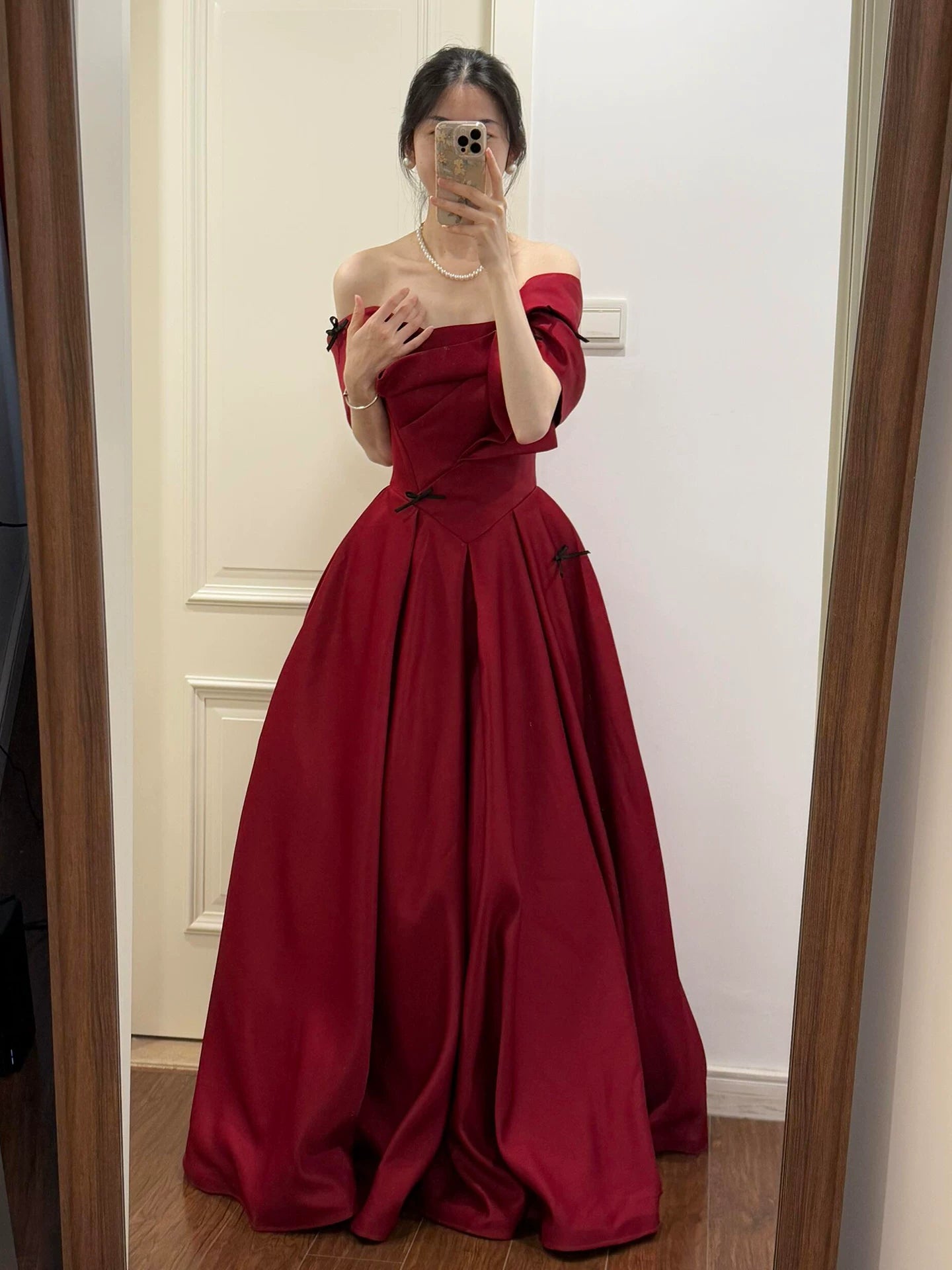 Elegantes A-Linien Off-Shoulder Rotes Satin Maxi Abendkleid Hochzeitsbankette Abendkleider MP151