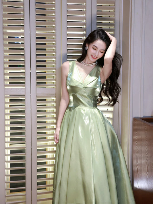Idées de robe de bal MP093 en satin vert sauge simple coupe trapèze avec décolleté en V pour femmes pour leur 18e anniversaire
