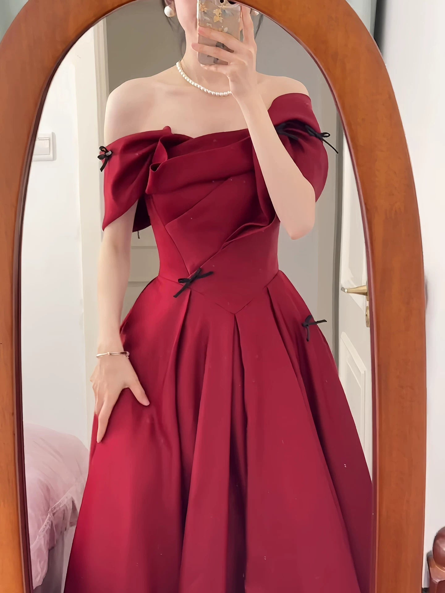 Elegantes A-Linien Off-Shoulder Rotes Satin Maxi Abendkleid Hochzeitsbankette Abendkleider MP151