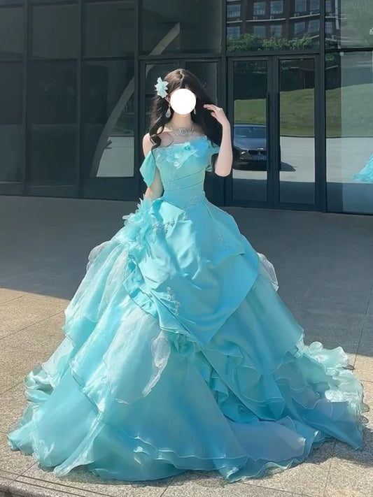 Süße lange gestufte Quinceañera-Kleider Ballkleid schulterfrei mit kurzen Ärmeln blaues Quince-Kleid MP126
