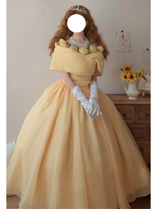 Süße lange gestufte Quinceañera-Kleider Ballkleid Off Shoulder mit kurzen Ärmeln Gelbes Blumen Quince Kleid MP158