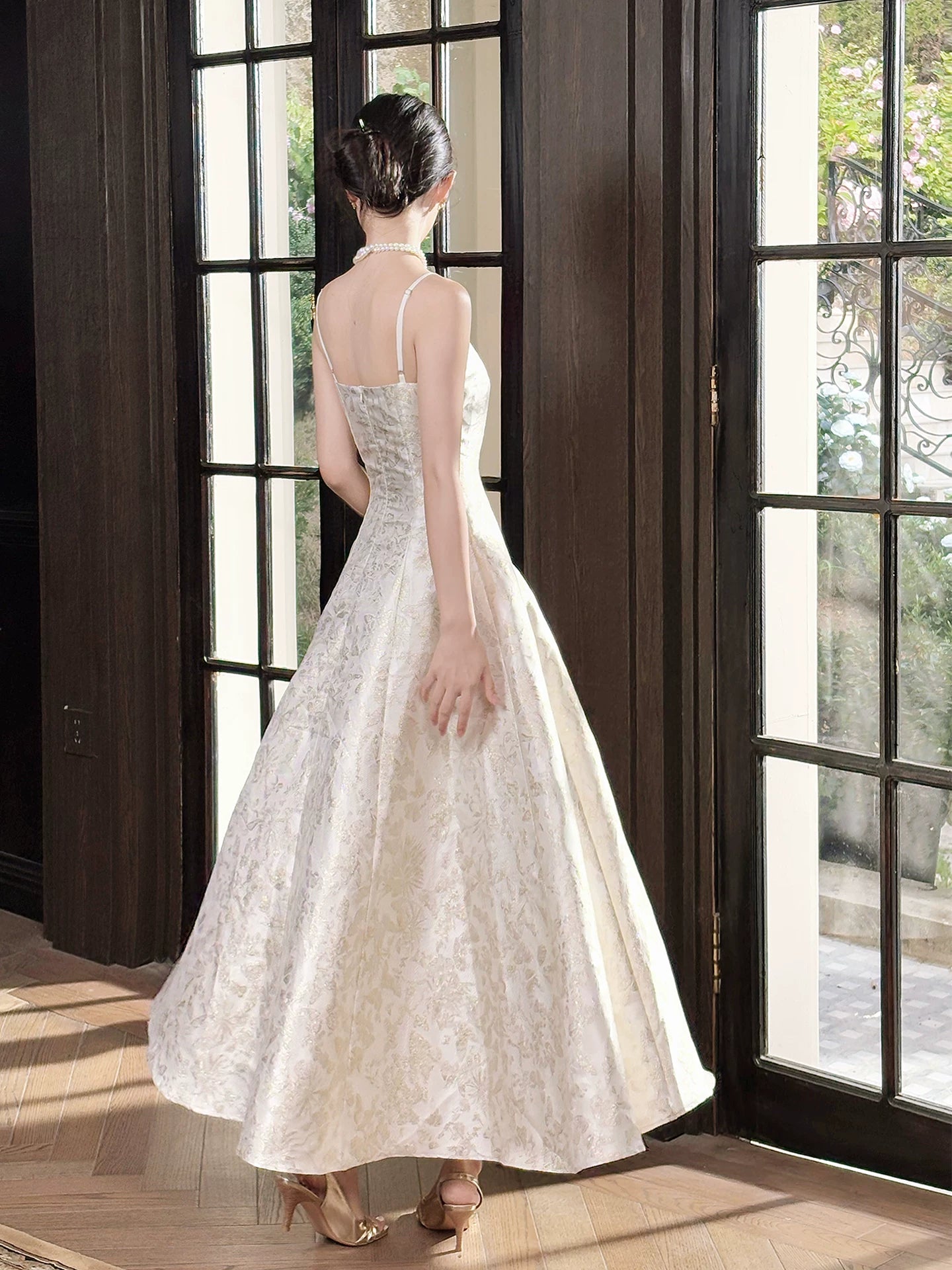 Robe de soirée élégante en satin ivoire à bretelles spaghetti et motif floral, coupe trapèze simple pour femme, parfaite pour un 21e anniversaire ou une soirée, MP101