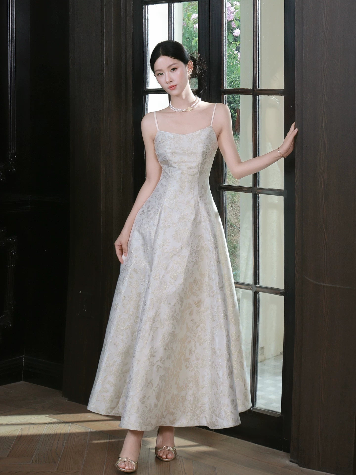 Robe de soirée élégante en satin ivoire à bretelles spaghetti et motif floral, coupe trapèze simple pour femme, parfaite pour un 21e anniversaire ou une soirée, MP101