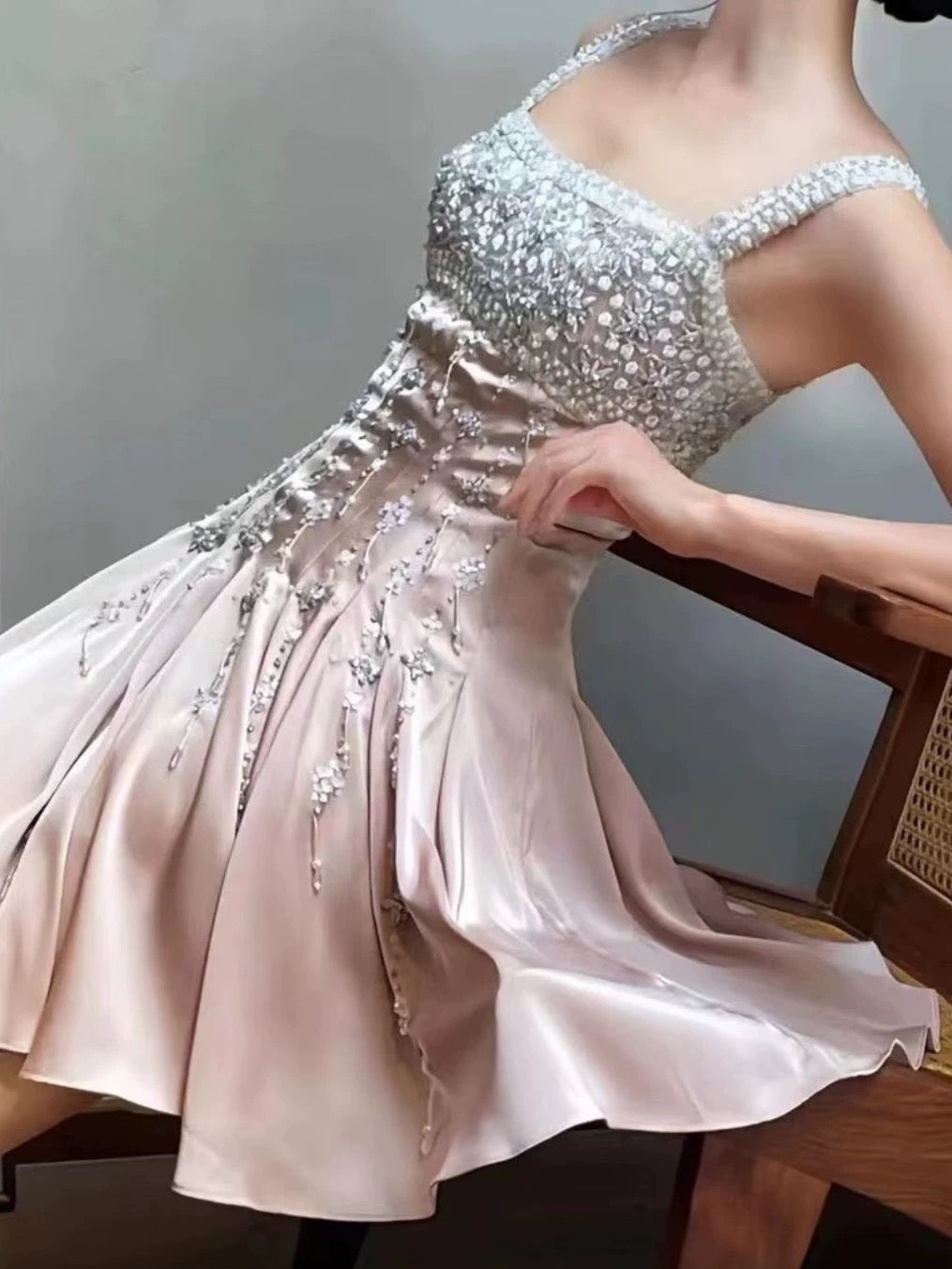Süßes A-Linien-Kleid mit eckigem Ausschnitt aus weißem Chiffon mit Perlen kurzer Mini-Heimkehrkleider für den 17. Geburtstag MP455