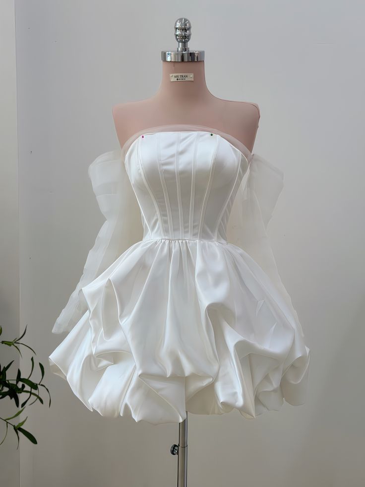 Robe de bal bustier blanche avec manches à volants en satin courte mini pour tenue d'anniversaire 15 16 ans, robe de bal de promo MP760