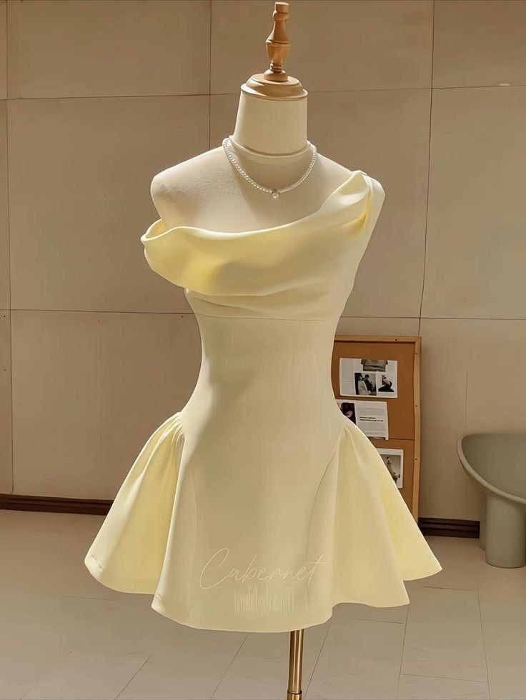 Süßes Ballkleid, schulterfrei, Gelb mit Rüschen, Satin, kurz, Mini, Outfits zum 15./16. Geburtstag, Ballkleid MP761