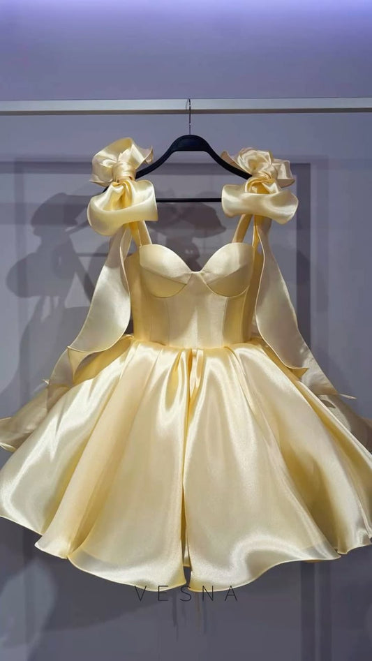 Süßes Ballkleid Spaghettiträger Gelber Satin Kurz 16. Geburtstag Outfits Homecoming Kleider MP881