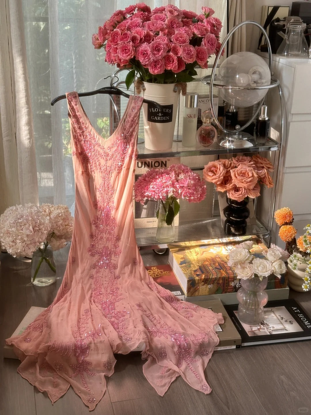 Sexy Meerjungfrau V-Ausschnitt Rosa Chiffon mit Perlen Tee Länge Ärmellos Festliches Outfit Ballkleider MP1095