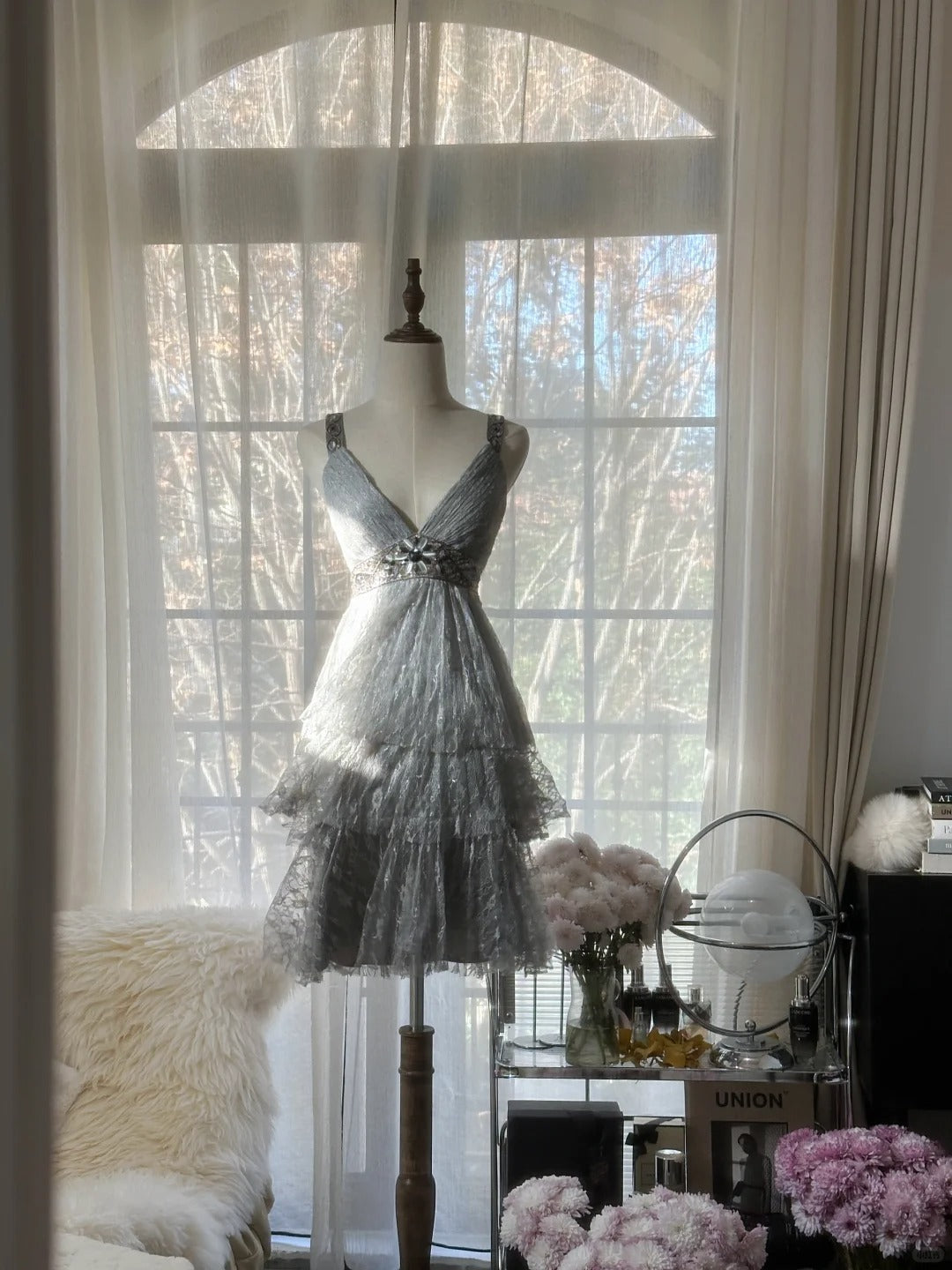 Sexy Homecoming-Kleider A-Linie V-Ausschnitt Silbergrau Pailletten Kurz Mini Cocktail Abschluss Outfits MP1116