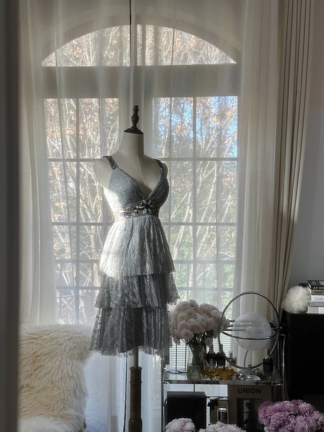 Sexy Homecoming-Kleider A-Linie V-Ausschnitt Silbergrau Pailletten Kurz Mini Cocktail Abschluss Outfits MP1116