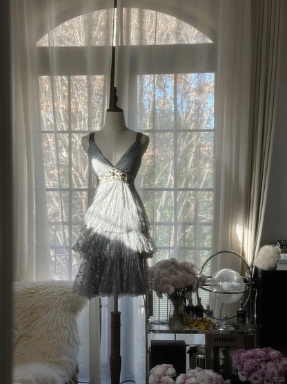 Sexy Homecoming-Kleider A-Linie V-Ausschnitt Silbergrau Pailletten Kurz Mini Cocktail Abschluss Outfits MP1116
