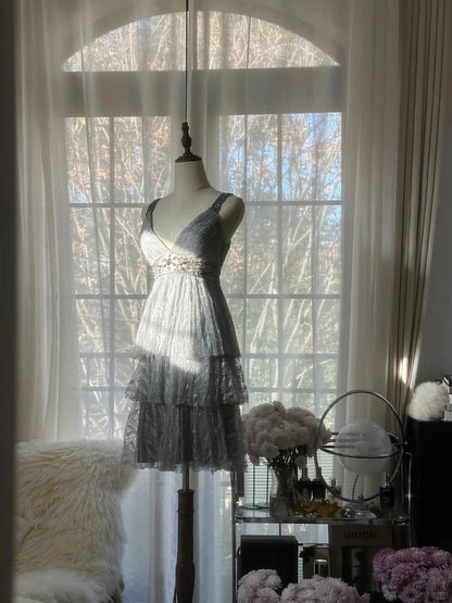 Sexy Homecoming-Kleider A-Linie V-Ausschnitt Silbergrau Pailletten Kurz Mini Cocktail Abschluss Outfits MP1116