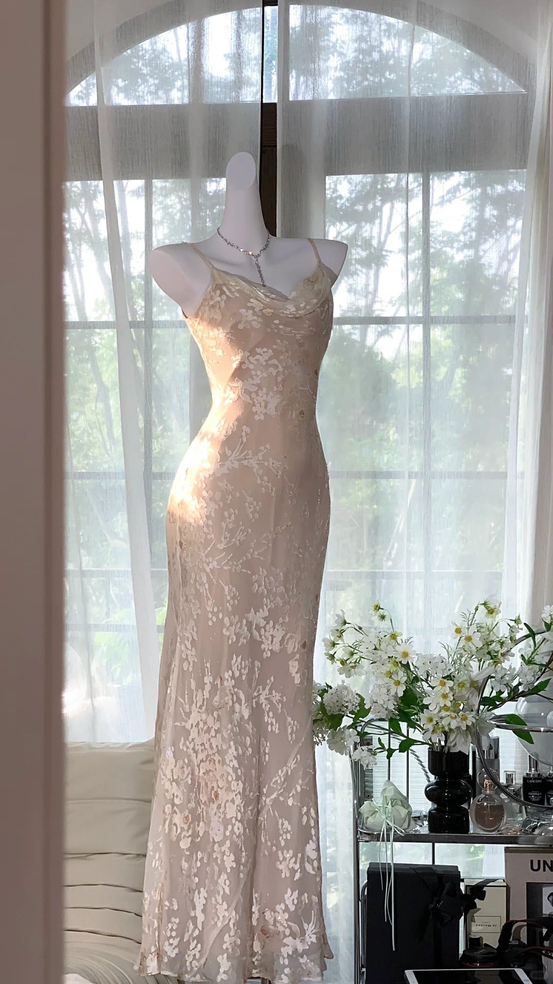 Elegante Meerjungfrauen-Spaghettiträgerkleid in Champagner mit floraler Stickerei, ärmellos, lange Ballkleider MP962