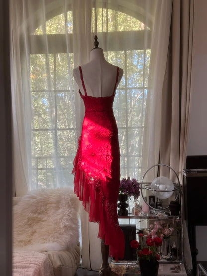 Elegantes Scheiden-Spaghettiträger-Kleid aus roter Spitze, unregelmäßige Inspiration, ärmellos, formelles Abendkleid, Ballkleider MP1142
