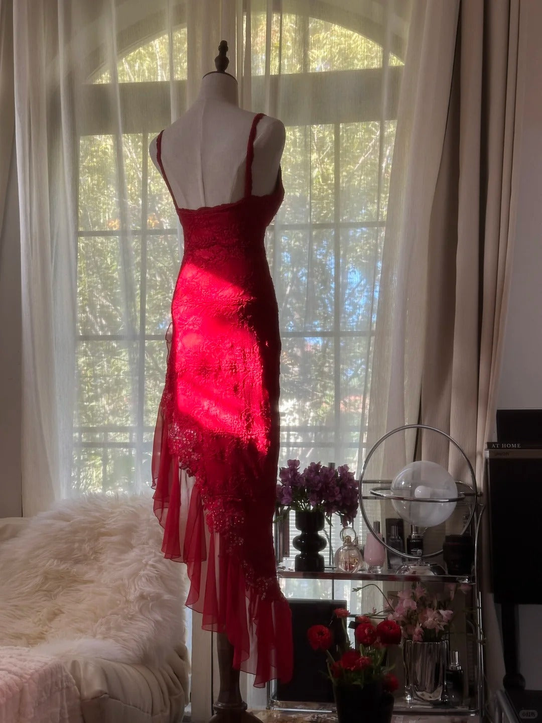 Elegantes Scheiden-Spaghettiträger-Kleid aus roter Spitze, unregelmäßige Inspiration, ärmellos, formelles Abendkleid, Ballkleider MP1142