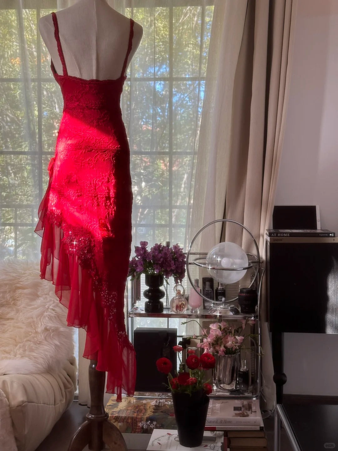 Elegantes Scheiden-Spaghettiträger-Kleid aus roter Spitze, unregelmäßige Inspiration, ärmellos, formelles Abendkleid, Ballkleider MP1142