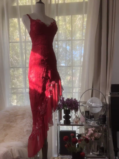 Elegantes Scheiden-Spaghettiträger-Kleid aus roter Spitze, unregelmäßige Inspiration, ärmellos, formelles Abendkleid, Ballkleider MP1142