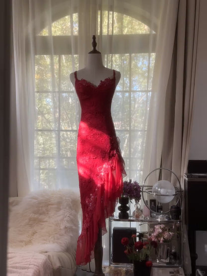 Elegantes Scheiden-Spaghettiträger-Kleid aus roter Spitze, unregelmäßige Inspiration, ärmellos, formelles Abendkleid, Ballkleider MP1142