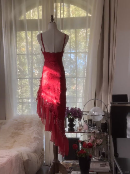 Elegantes Scheiden-Spaghettiträger-Kleid aus roter Spitze, unregelmäßige Inspiration, ärmellos, formelles Abendkleid, Ballkleider MP1142