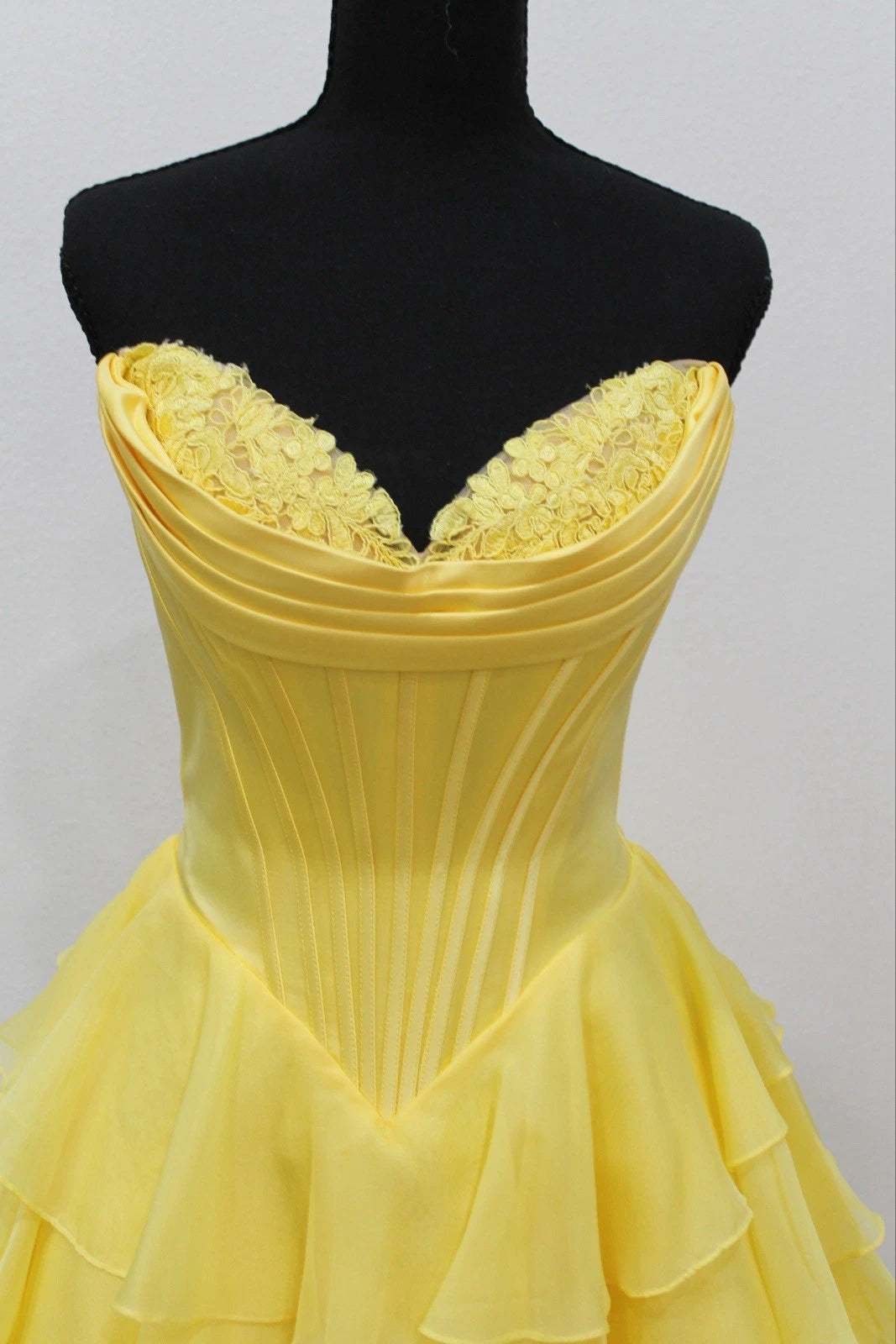 Mignonne Robe Courte de Soirée d'Anniversaire 17 Ans en Chiffon Jaune Coupe Évasée Cœur MP910