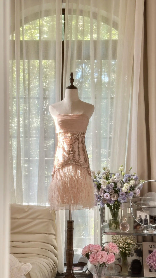 Sexy Homecoming Kleider Trägerlos Scheide Rouge Rosa Mit Federn Knielang Party Abschluss Outfits MP1069