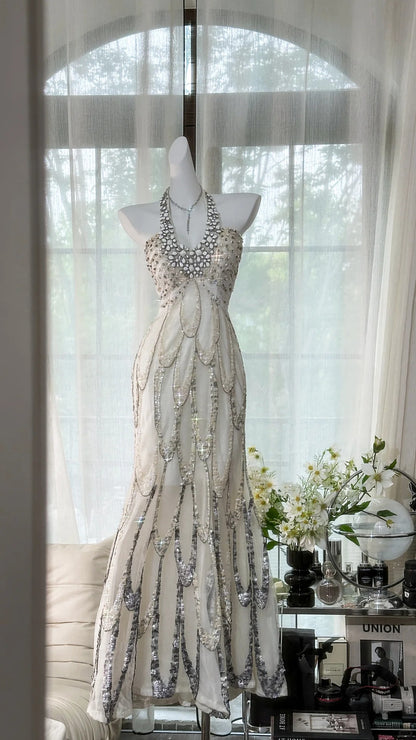 Elegantes Meerjungfrauen-Neckholder-Abendkleid aus weißen Pailletten mit Perlenstickerei, ärmellos, bodenlang MP963